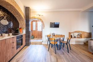 Kuchyň nebo kuchyňský kout v ubytování The Nest Masia Can Tiranasi Relájate y Disfruta Escapada con Encanto Cerca de Barcelona-