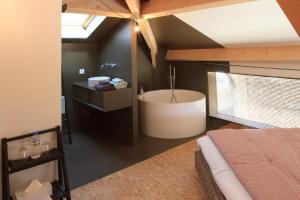 a bedroom with a tub and a bed in a room at La Métairie Du Clos Saint Louis, 4 chambres pour 8 personnes in Montréal +22 photos