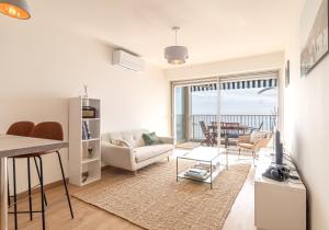 Posezení v ubytování Stunning Beachfront Apartment With Parking