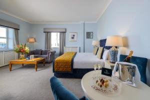 una camera d'albergo con un letto e un soggiorno di Clybaun Hotel a Galway