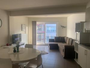 Η κουζίνα ή μικρή κουζίνα στο Stijlvol appartement in hartje Oostende vlak bij het strand en de winkelstraat - 6p