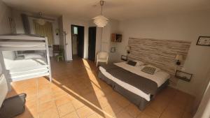 Postel nebo postele na pokoji v ubytování Hotel La Peyrade