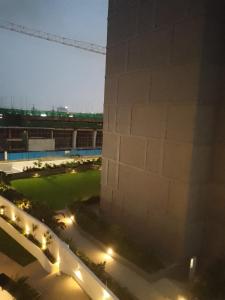 Chic 1BR Apt with Pool, High-speed Internet at The Gallery, 10 mins from Airport, 5mins from Major Restaurants and Malls内部或周边的泳池