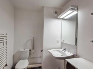 Koupelna v ubytování Confortable 2 pièces · Balcon Sud · Animaux acceptés · Parking couvert - FR-1-425-188