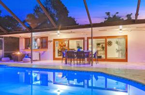 ein Bild von einem Haus mit einem Swimmingpool in der Unterkunft Family Beach Home With Home Theater & Heated Pool! in Hollywood