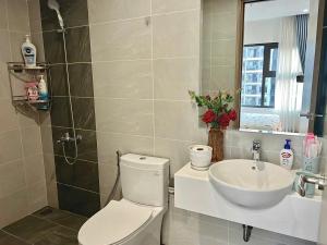 une salle de bains avec toilettes et lavabo dans l'établissement Shi House -2BR Building S901 Cozy & Comfy Stay, à Long Bình 38 autres photos