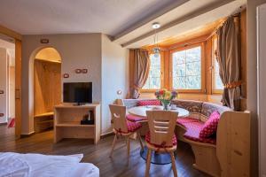 TV a/nebo společenská místnost v ubytování Berg Hotel Latemar Spitze