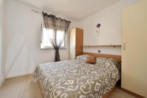 un dormitorio con una cama y una ventana en Apartments Nika & Karla, en Bibinje 62 fotos más