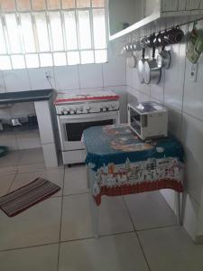 Η κουζίνα ή μικρή κουζίνα στο Chácara Recanto dos Pássaros