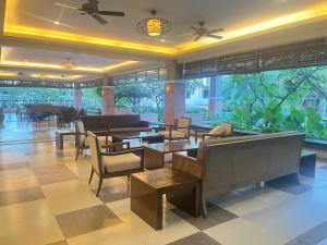 eine Lobby mit Sofas, Stühlen und Tischen in der Unterkunft Acacia Estates' The Getaway Taguig, Evergreen in Manila