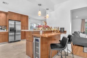 Küche/Küchenzeile in der Unterkunft Family Beach Home With Home Theater & Heated Pool!