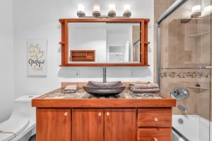 Ein Badezimmer in der Unterkunft Family Beach Home With Home Theater & Heated Pool!