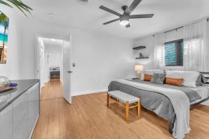 Ein Bett oder Betten in einem Zimmer der Unterkunft Family Beach Home With Home Theater & Heated Pool!