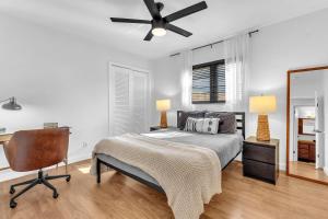 Ein Bett oder Betten in einem Zimmer der Unterkunft Family Beach Home With Home Theater & Heated Pool!