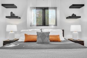 Ein Bett oder Betten in einem Zimmer der Unterkunft Family Beach Home With Home Theater & Heated Pool!
