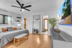 Ein Bett oder Betten in einem Zimmer der Unterkunft Family Beach Home With Home Theater & Heated Pool!