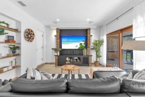 TV/Unterhaltungsangebot in der Unterkunft Family Beach Home With Home Theater & Heated Pool!