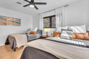 Ein Bett oder Betten in einem Zimmer der Unterkunft Family Beach Home With Home Theater & Heated Pool!