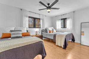 Ein Bett oder Betten in einem Zimmer der Unterkunft Family Beach Home With Home Theater & Heated Pool!