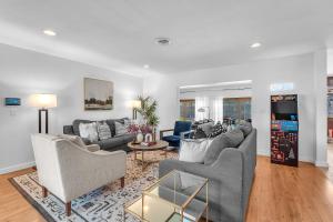 ein Wohnzimmer mit zwei Sofas und einem Tisch in der Unterkunft Family Beach Home With Home Theater & Heated Pool! in Hollywood + 37 Fotos