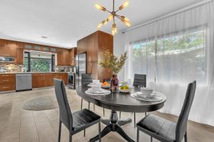 Küche/Küchenzeile in der Unterkunft Family Beach Home With Home Theater & Heated Pool!