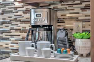 Kaffee-/Teezubehör in der Unterkunft Family Beach Home With Home Theater & Heated Pool!