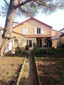 a house with a tree in front of it at Tiny House Eurovelo 6 in Chalon-sur-Saône