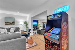 Eine Spielezimmer in der Unterkunft Family Beach Home With Home Theater & Heated Pool!
