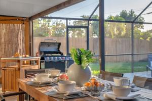 Galeriebild der Unterkunft Family Beach Home With Home Theater & Heated Pool! in Hollywood