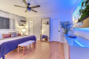 Ein Bett oder Betten in einem Zimmer der Unterkunft Family Beach Home With Home Theater & Heated Pool!