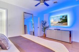 TV/Unterhaltungsangebot in der Unterkunft Family Beach Home With Home Theater & Heated Pool!