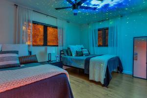 Ein Bett oder Betten in einem Zimmer der Unterkunft Family Beach Home With Home Theater & Heated Pool!