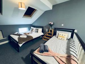 a bedroom with two twin beds at Queens Townhouse - 4 Bedrooms - Sleeps 9 in Whitehaven