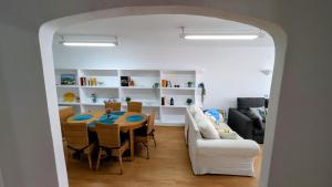 un salon avec une table et un canapé dans l'établissement Puerto de la Duquesa Sea Views, à Manilva