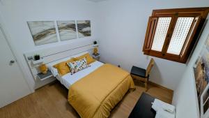 une petite chambre avec un lit et une fenêtre dans l'établissement Puerto de la Duquesa Sea Views, à Manilva 18 autres photos