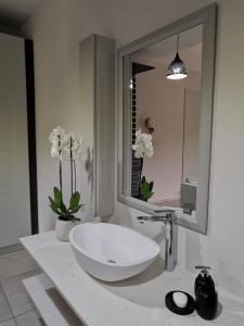 Un baño con un lavabo blanco y un espejo. en 69 Lagoon Suite, en Marina Beach 9 fotos más