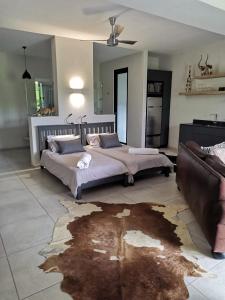 1 dormitorio con 2 camas y una alfombra grande en 69 Lagoon Suite, en Marina Beach