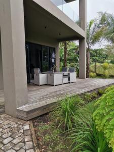 un patio con 2 sillas y una mesa en una casa en 69 Lagoon Suite, en Marina Beach