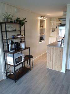 cocina con encimera y microondas en un estante en Arctic Retreat - two separate bedroom apartment, en Tromsø