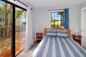 Ένα ή περισσότερα κρεβάτια σε δωμάτιο στο Shady Grove - Water views, Fireplace!