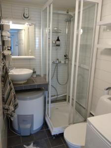 Un baño con ducha, inodoro y lavabo. en Arctic Retreat - two separate bedroom apartment, en Tromsø