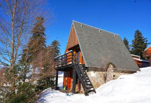 una baita nella neve con un tetto di Chalet des Edelweiss, Guzet a Ustou