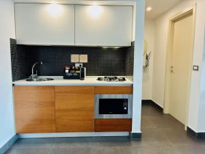 Kuchyň nebo kuchyňský kout v ubytování FC Home Suite