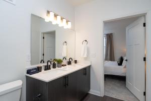 Koupelna v ubytování Sunrise Glow Spacious 2BR 2BA 2 King Beds Gym WFH + 36 fotografií