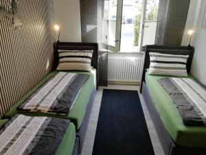 Giường trong phòng chung tại Ferienwohnung Am Steingarten beim Europa-Park