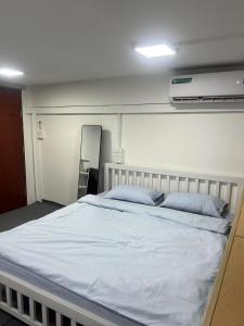 Una cama o camas en una habitación de JC home 刘 先 生