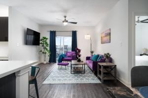 TV a/nebo společenská místnost v ubytování Purple Rain Spacious 2BR 2BA 2 King Beds Gym WFH