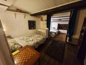 グレオリエールにあるMaison accueillante à Gréolières avec cheminéeのベッドルーム(ベッド1台、テーブル付)のオーバーヘッドビュー