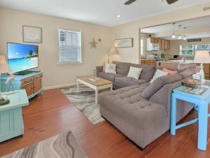 Televisyen dan/atau pusat hiburan di Shell Cottage - Pet friendly, Hot tub, Fenced yard!