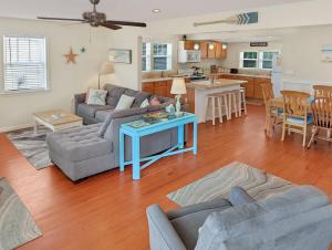 Ruang duduk di Shell Cottage - Pet friendly, Hot tub, Fenced yard!